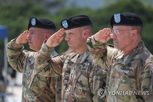 경례하는 미2사단 지휘부