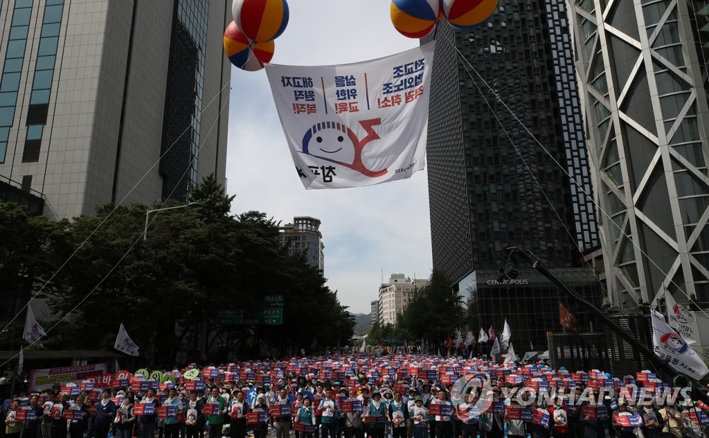 Thousands of South Korean teachers hold a rally in central Seoul on May 25, 2019, three days before the 30th anniversary of the establishment of the Korean Teachers and Education Workers Union.