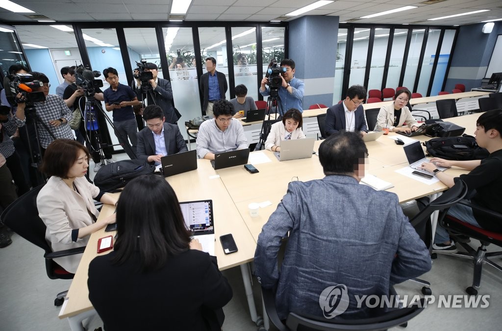취재진에 브리핑하는 참좋은여행 관계자