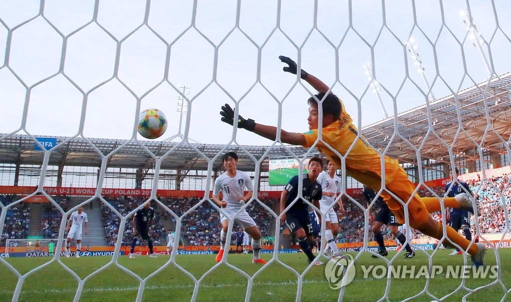 Oh Se-hun of South Korea (white uniform in right) watches his header sail past Tomoya Wakahara of Japan and into the net during the teams' round of 16 match at the FIFA U-20 World Cup at Lublin Stadium in Lublin, Poland, on June 4, 2019. (Yonhap)