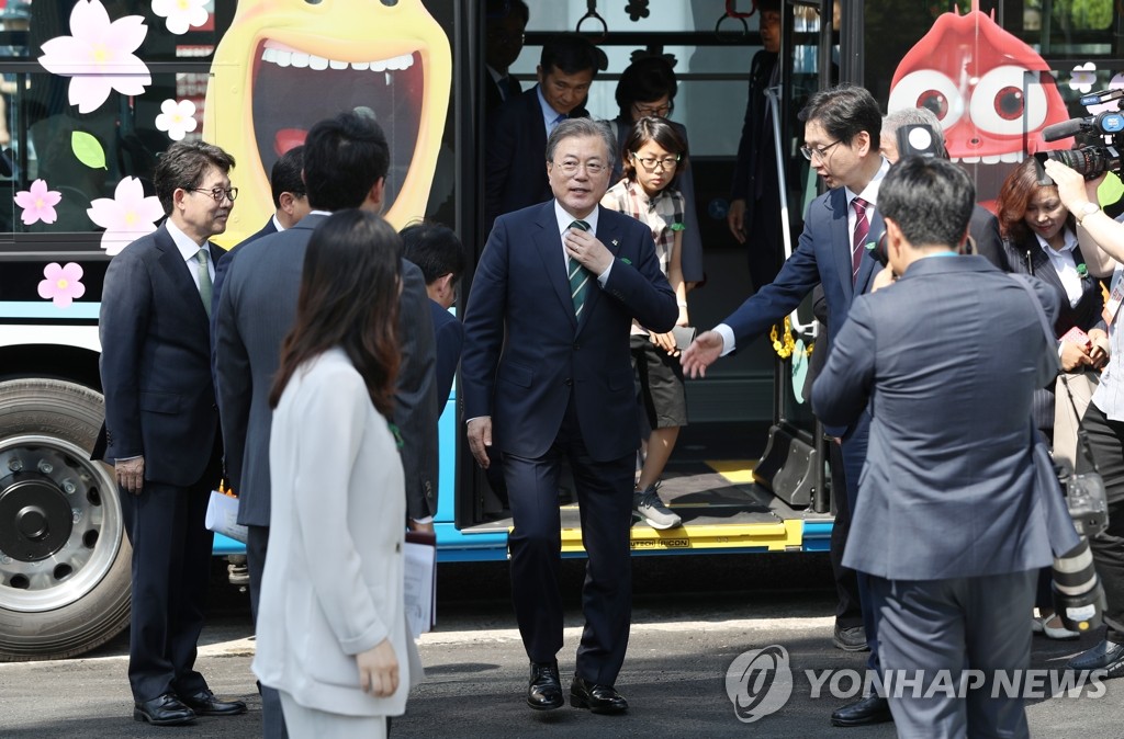 President Moon jae-in (C) disembarks from a hydrogen bus in Changwon, South Gyeongsang Province, on June 5, 2019. (Yonhap)