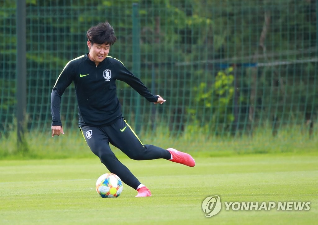 South Korean midfielder Lee Kang-in handles the ball during practice at TS Rekord Bielsko-Biala in Bielsko-Biala, Poland, on June 6, 2019, in preparation for the quarterfinals match against Senegal at the FIFA U-20 World Cup. (Yonhap)