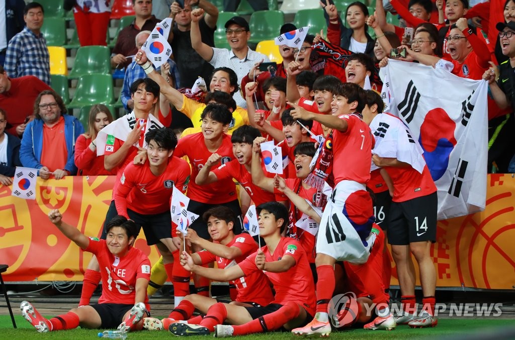 South Korean players celebrate their victory over Senegal in the teams' quarterfinals match at the FIFA U-20 World Cup at Bielsko-Biala Stadium in Bielsko-Biala, Poland, on June 8, 2019. (Yonhap)
