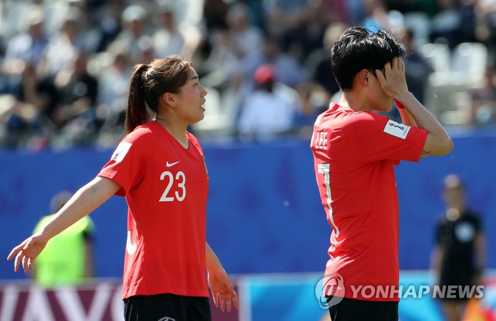 Lee Geum-min (R) and Kang Chae-rim of South Korea react to an offside call against Lee during a Group A match against Nigeria at the FIFA Women's World Cup at Stade des Alpes in Grenoble, France, on June 12, 2019. (Yonhap)