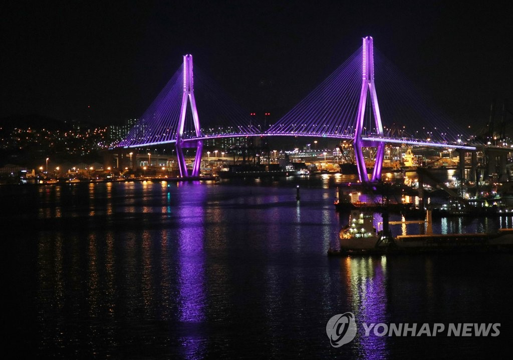 韓国南部の釜山で今月１３日、ＢＴＳのファンミーティングに合わせて釜山港大橋が紫色にライトアップされた＝（聯合ニュース）