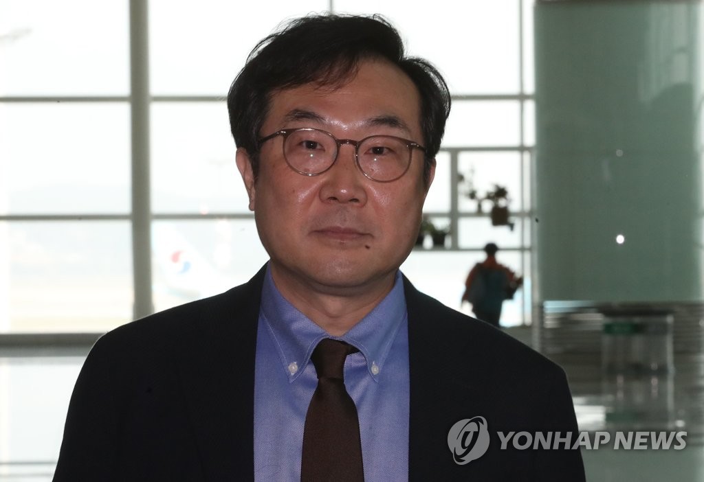 El jefe negociador nuclear de Corea del Sur, Lee Do-hoon, habla con los periodistas, el 18 de junio de 2019, en el Aeropuerto Internacional de Incheon, al oeste de Seúl, antes de partir hacia Washington, Estados Unidos.