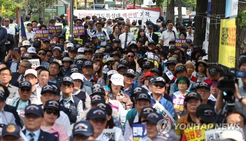 "김원봉 서훈 반대한다" vs "백선엽 훈장 박탈하라"