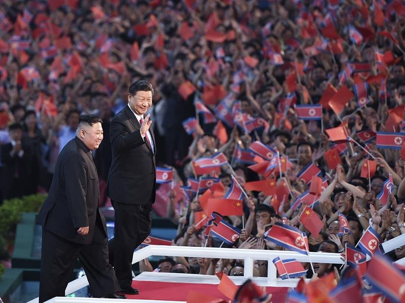 무대에 오르는 김정은과 시진핑