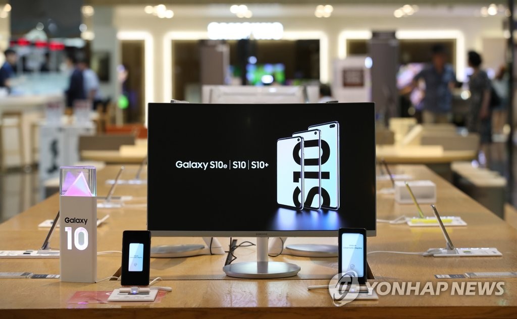 This file photo taken June 24, 2019, shows Samsung Electronics Co.'s Galaxy S10 smartphones at a retail store in Seoul. (Yonhap)