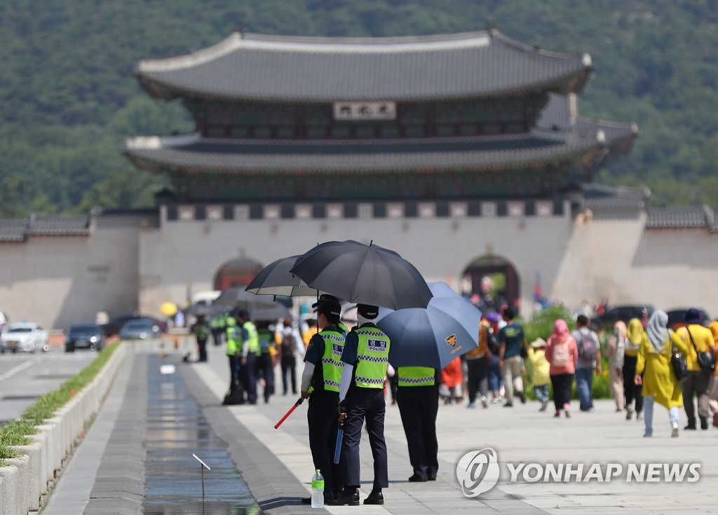 뙤약볕을 피해 우산 아래로