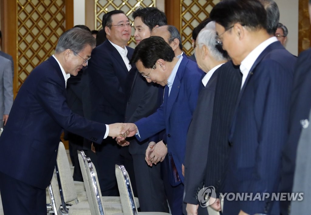 President Moon Jae-in (L) meets heads of local business lobby groups and chiefs of the country's 30 largest companies at the presidential office Cheong Wa Dae on July 10, 2019. (Yonhap)