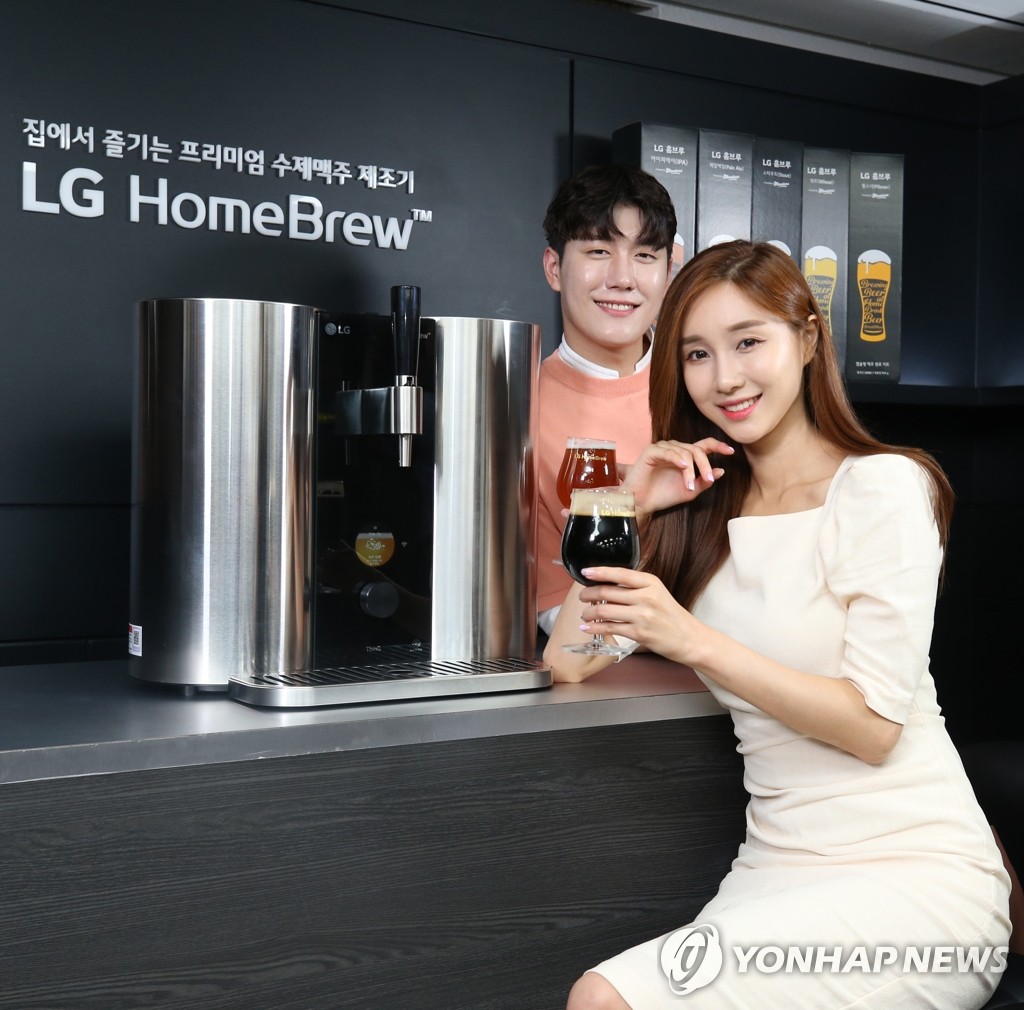 Models present LG Electronics Inc.'s capsule-based home brew machine during a media showcase event held at the British Embassy in Seoul on July 16, 2019. (Yonhap) 