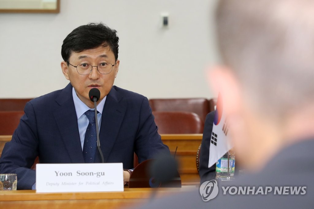 En la imagen de archivo se muestra al embajador Yoon Soon-gu (izda.), jefe de la nueva misión permanente de Corea del Sur ante la Organización del Tratado del Atlántico Norte (OTAN), en Bruselas, hablando, el 17 de julio de 2019, en el Ministerio de Asuntos Exteriores surcoreano, en Seúl.