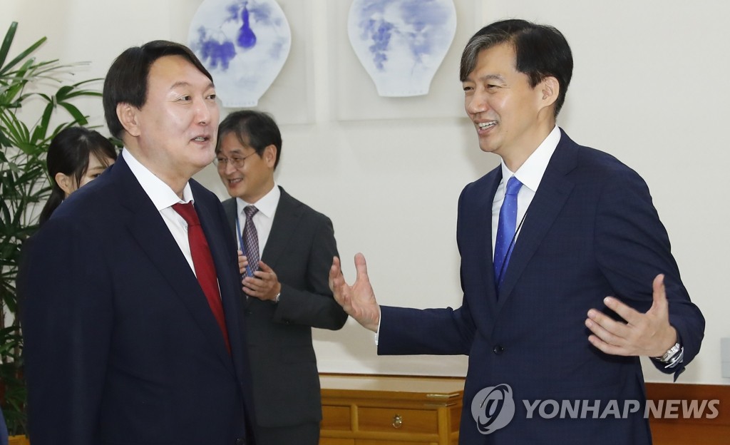 윤석열 신임 검찰총장과 조국 민정수석 '화기애애'