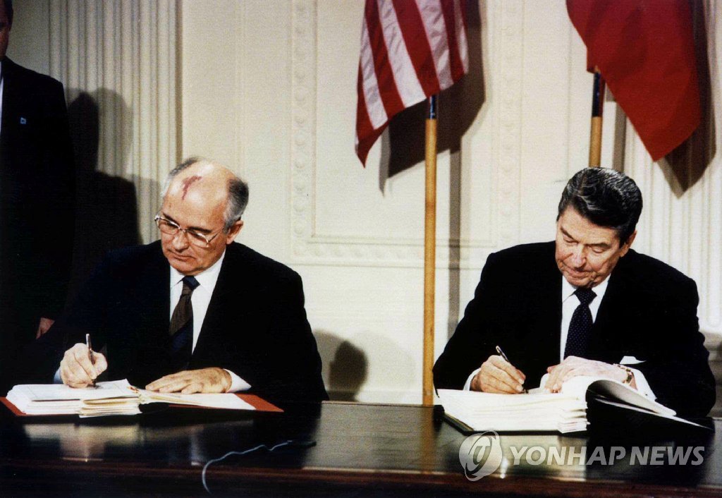 1987년 '중거리핵전력 조약'에 서명하는 미·소 정상