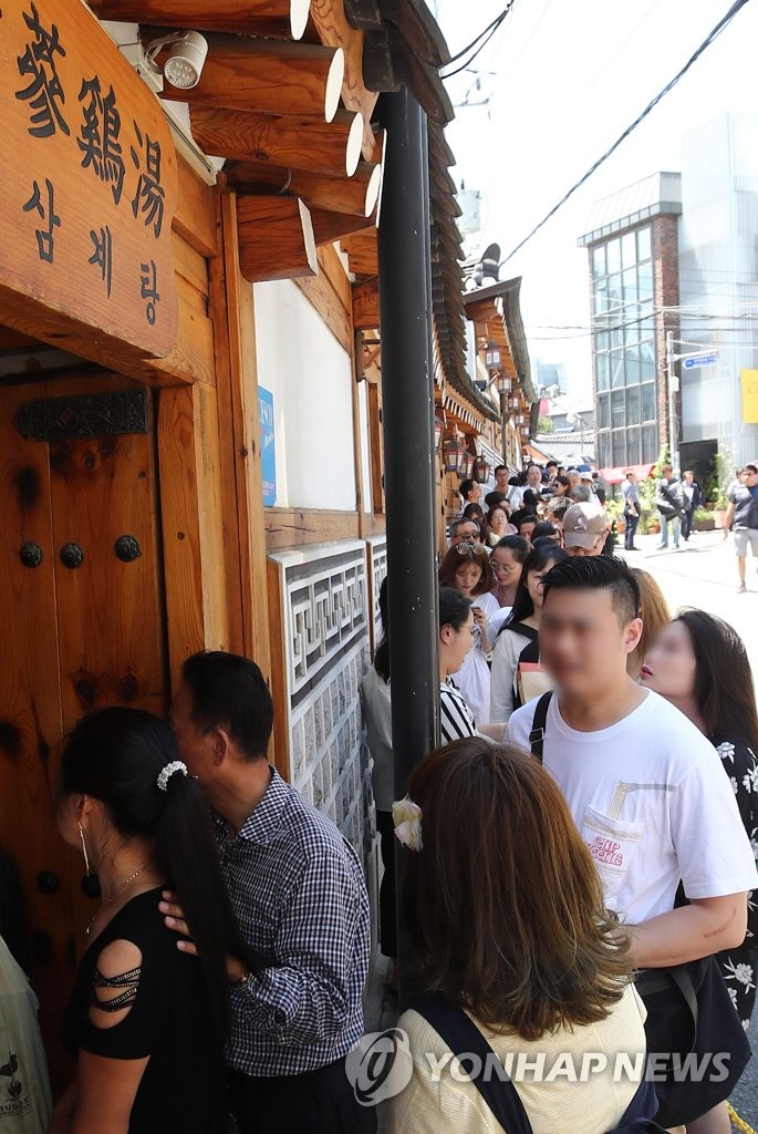 Long line at 'samgyetang' restaurant on 'malbok'