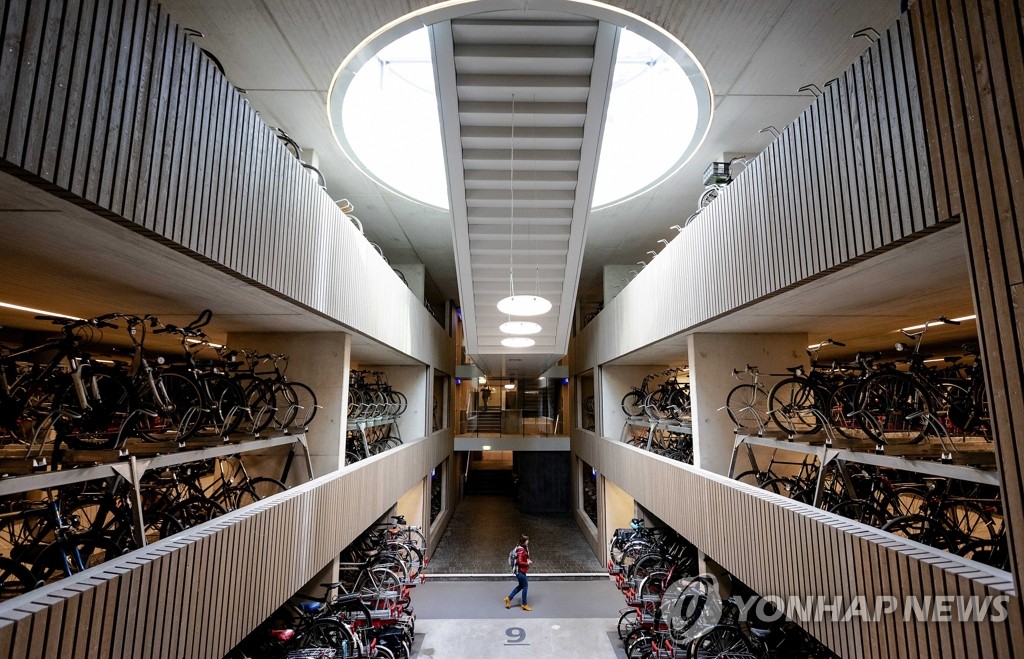 네덜란드 세계 최대 자전거 주차장 문 열었다
