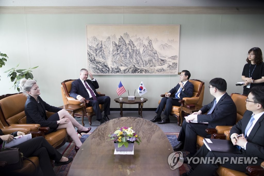 This photo, taken on Aug. 21, 2019, shows South Korea's top nuclear envoy Lee Do-hoon holding talks with his U.S. counterpart, Stephen Biegun, at the foreign ministry in Seoul. (Yonhap)