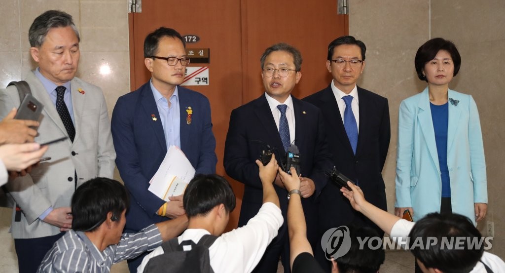 Ruling Democratic Party (DP) lawmakers on the parliamentary legislation committee hold a press briefing at the National Assembly in Seoul on Sept. 2, 2019, over a confirmation hearing for Justice Minister nominee Cho Kuk. (Yonhap)
