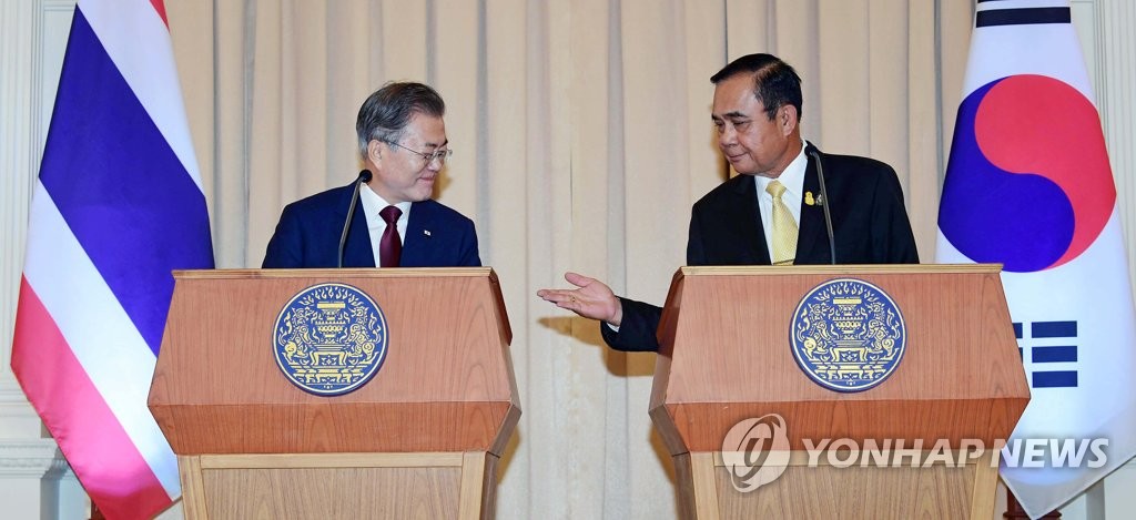 South Korean President Moon Jae-in (L) and Thai Prime Minister Prayut Chan-o-cha announce the results of their Bangkok summit with on Sept. 2, 2019. (Yonhap)
