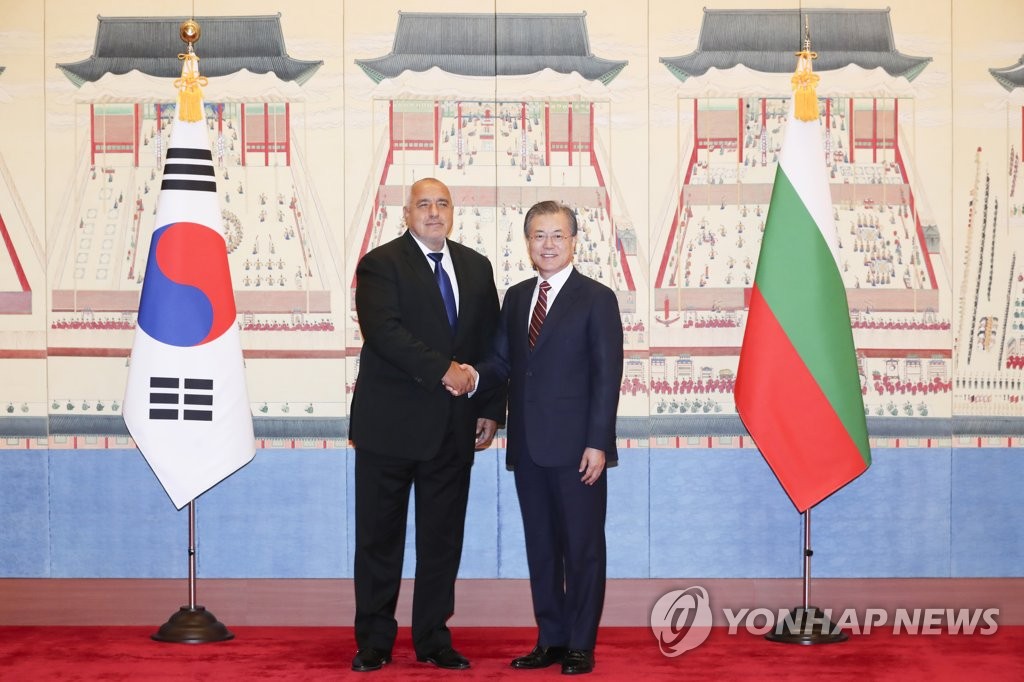 South Korean President Moon Jae-in (R) shakes hands with Bulgarian Prime Minister Boyko Borissov at Cheong Wa Dae in Seoul on Sept. 27, 2019. (Yonhap)