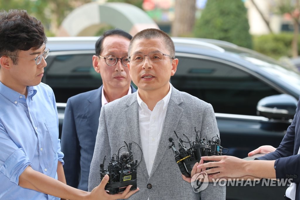 Hwang Kyo-ahn (C), leader of the main opposition Liberty Korea Party, arrives at the Seoul Southern District Prosecutors Office on Oct. 1, 2019, over the party's involvement in political bickering over the passage of so-called fast-track bills. (Yonhap)
