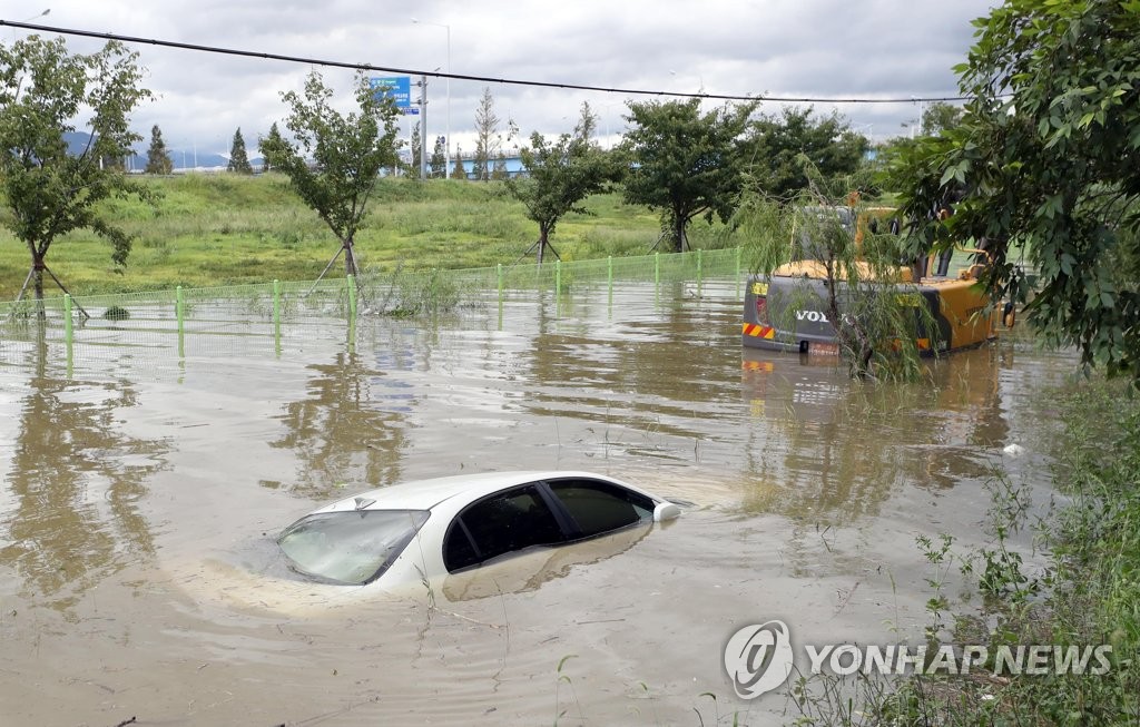 낙동강 구포 홍수주의보 물에 잠긴 차량