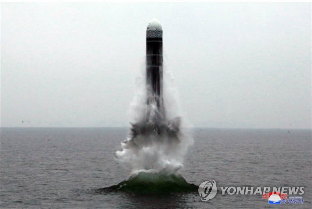 Cette photo, dévoilée le jeudi 3 octobre 2019 par l'Agence centrale de presse nord-coréenne (KCNA) sur son site Internet, montre le tir d'un nouveau type de missile mer-sol balistique stratégique (MSBS) appelé «Pukguksong-3». (Utilisation en Corée du Sud uniquement et redistribution interdite)