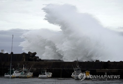 강력한 태풍 '하기비스'가 접근 중인 11일 일본 미에현 키호 항에서 큰 파도가 방파제를 강타하며 솟구치고 있다 / AP=연합뉴스