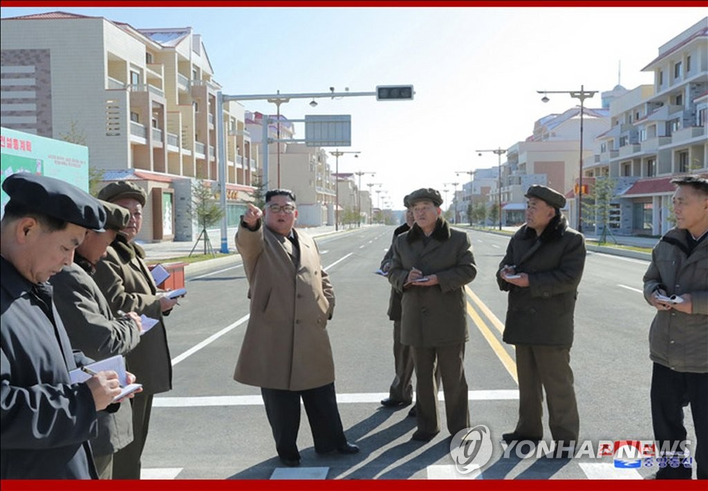 El líder norcoreano Kim Jong-un (cuarto desde la izquierda) visita un sitio de construcción en la ciudad de Samjiyon, en esta fotografía de archivo publicada por la Agencia Central de Noticias de Corea del Norte el 16 de octubre de 2019. (Para uso exclusivo en la República de Corea . Sin redistribución) (Yonhap)