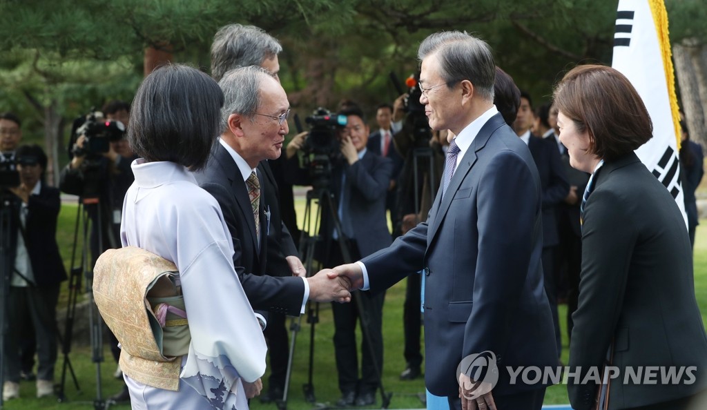 文大統領が各国駐韓大使らと懇談会　長嶺氏と笑顔で握手