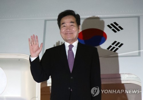 日本へ出発する李首相＝２２日、城南（聯合ニュース）