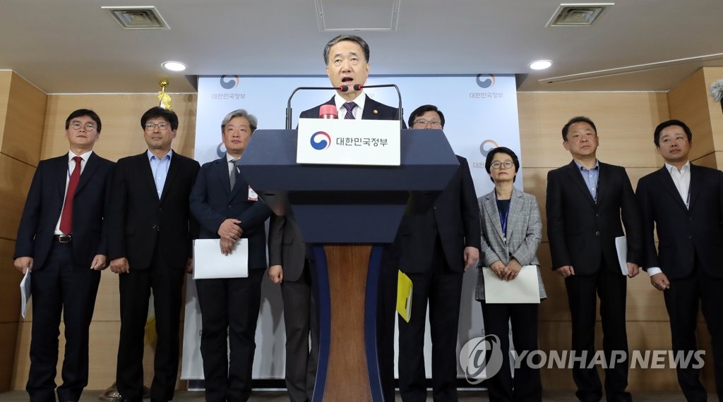 Health Minister Park Neung-hoo (C) advises people not to use e-cigarettes due to the health risks during a briefing held at the government complex in Seoul on Oct. 23, 2019. (Yonhap) 