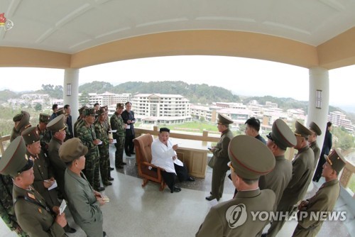 양덕군 온천지구 돌아보는 북한 김정은