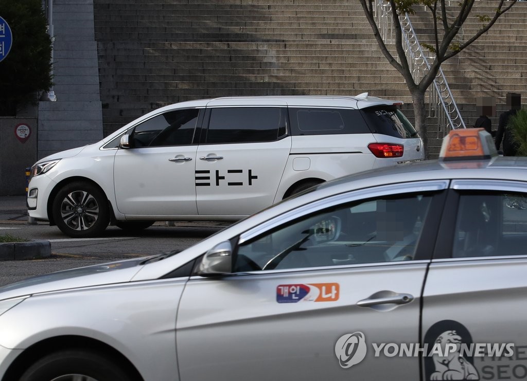 This photo shows a rental car operated by ride-hailing service Tada and a taxi. (Yonhap)