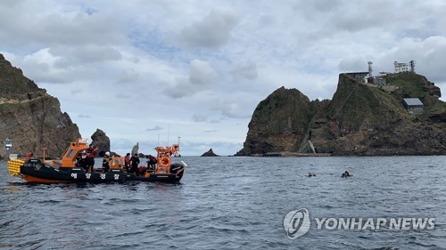 지난 3일 독도 인근 해상에서 추락한 소방헬기의 탑승원 등에 대한 수색작업이 진행되고 있다 / 이사 연합뉴스