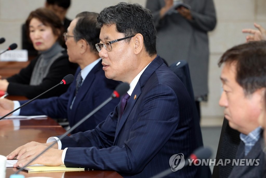 Unification Minister Kim Yeon-chul (2nd from R) speaks during a meeting with businesspeople involved in the operation of the now-suspended tours to North Korea's Mount Kumgang in Seoul on Nov. 15, 2019. (Yonhap) 
