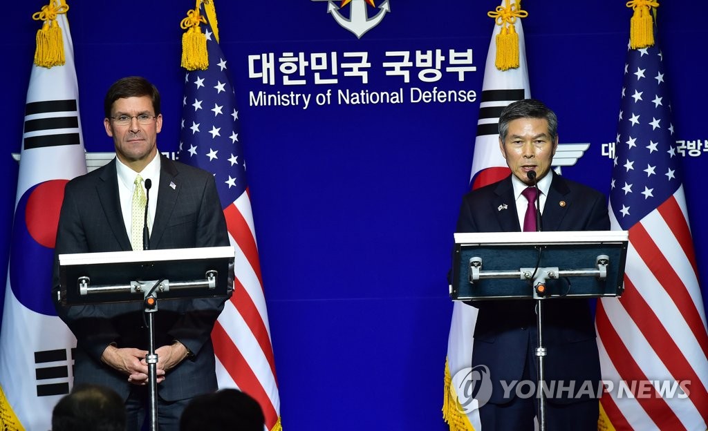 共同記者会見する鄭長官（右）とエスパー長官（写真共同取材団）＝１５日、ソウル（聯合ニュース）