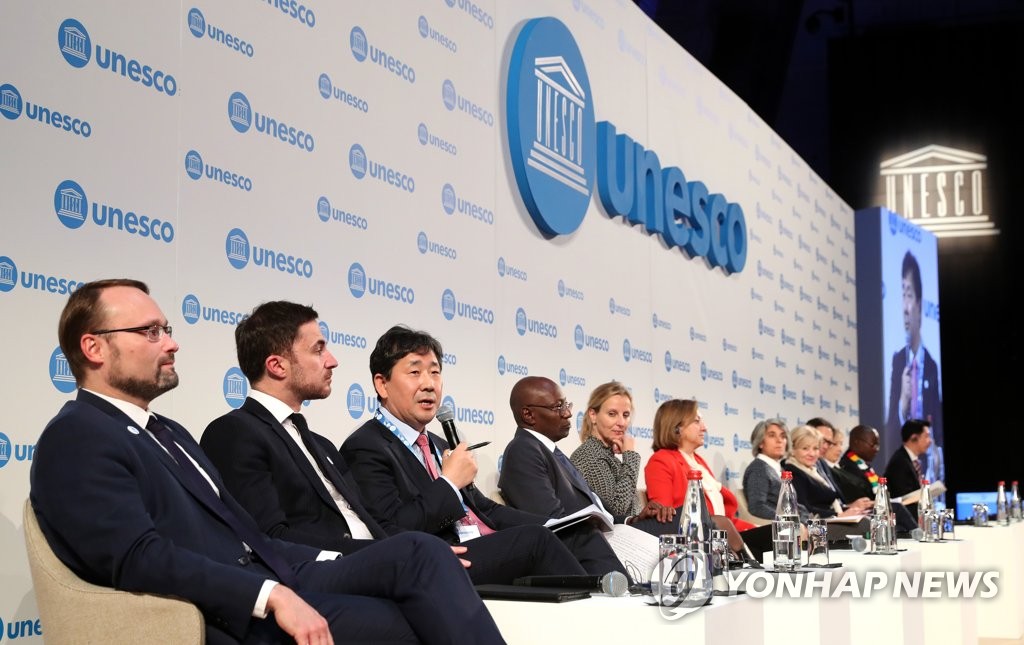 Culture Minister Park Yang-woo (3rd from L) speaks during the UNESCO Forum of Ministers of Culture in Paris on Nov. 19, 2019, in this photo provided by his office. (PHOTO NOT FOR SALE) (Yonhap)