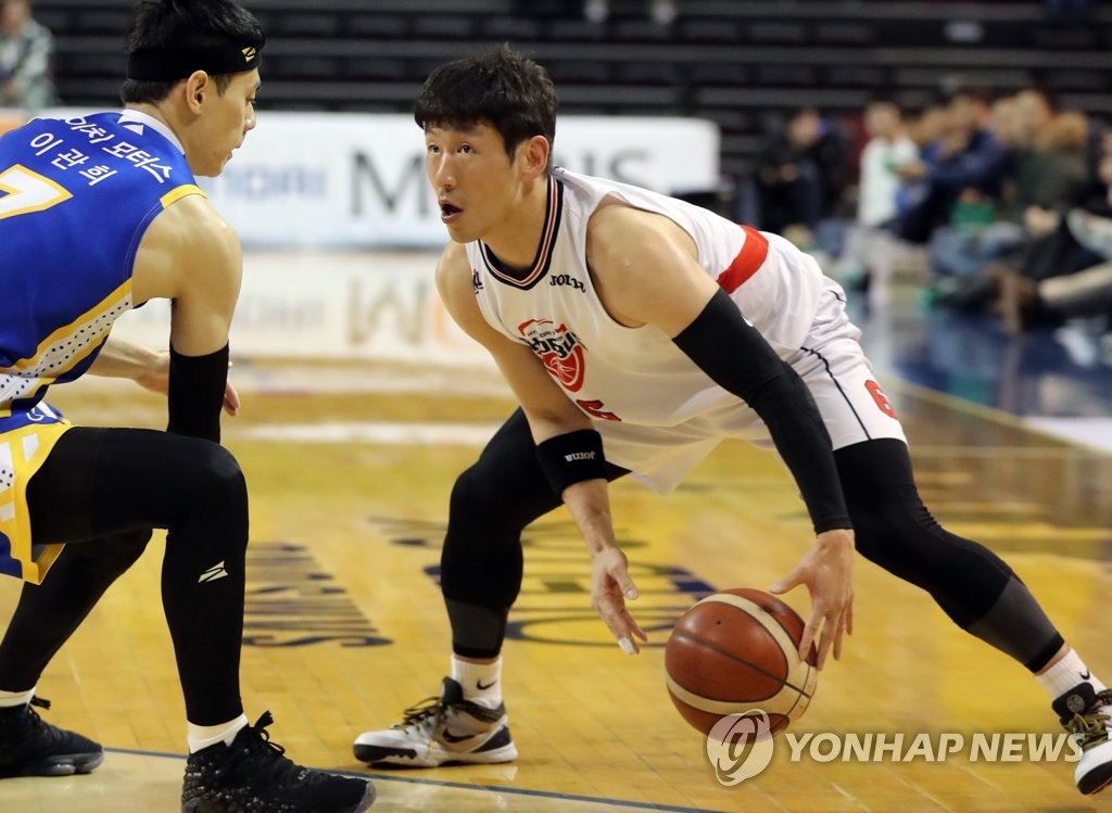 In this file photo, from Nov. 20, 2019, Yang Dong-geun of the Mobis Phoebus (R) handles the ball against the Samsung Thunders in a Korean Basketball League regular season game at Jamsil Arena in Seoul. (Yonhap)