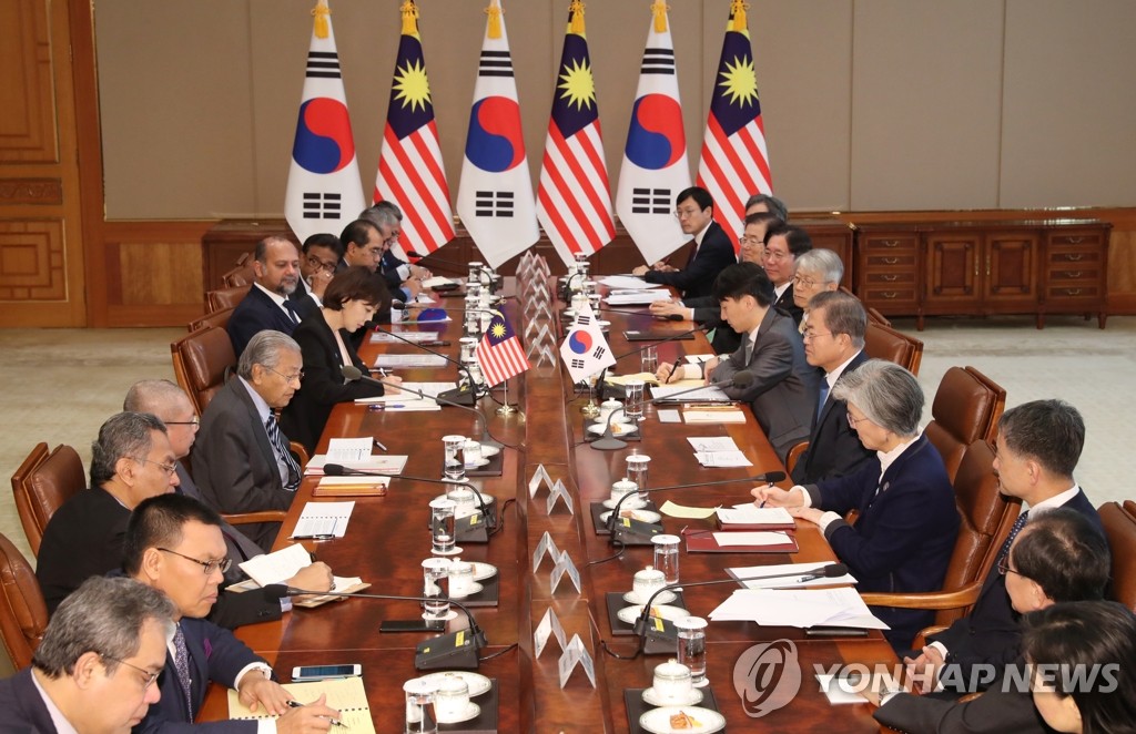 South Korea and Malaysia hold a summit at Cheong Wa Dae in Seoul on Nov. 28, 2019. (Yonhap)