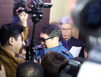 취재진 피해 엘리베이터 탄 송병기 울산부시장