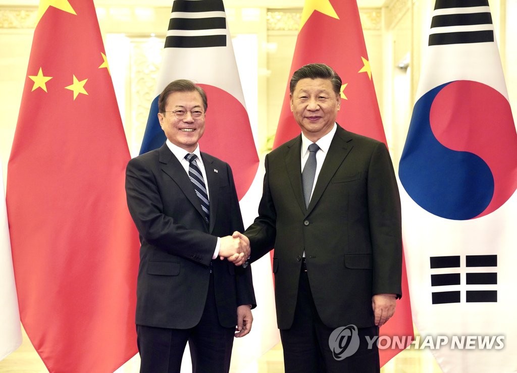 베이징에서 만난 문 대통령과 시진핑 국가주석