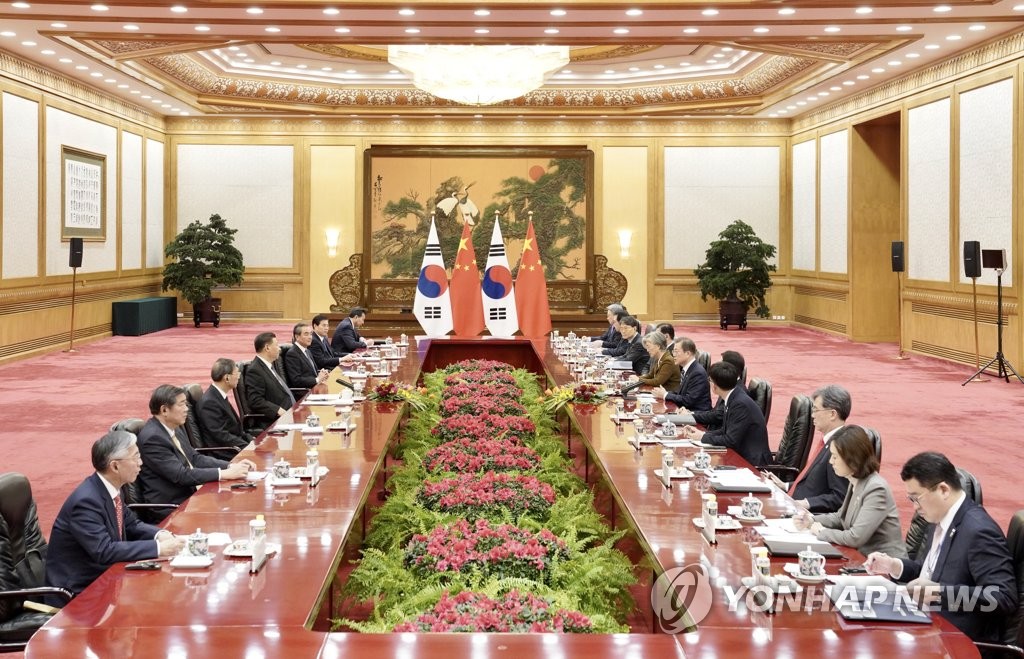 South Korean President Moon Jae-in and Chinese President Xi Jinping hold summit talks at the Great Hall of the People in Beijing on Dec. 23, 2019, joined by their senior aides. (Yonhap)