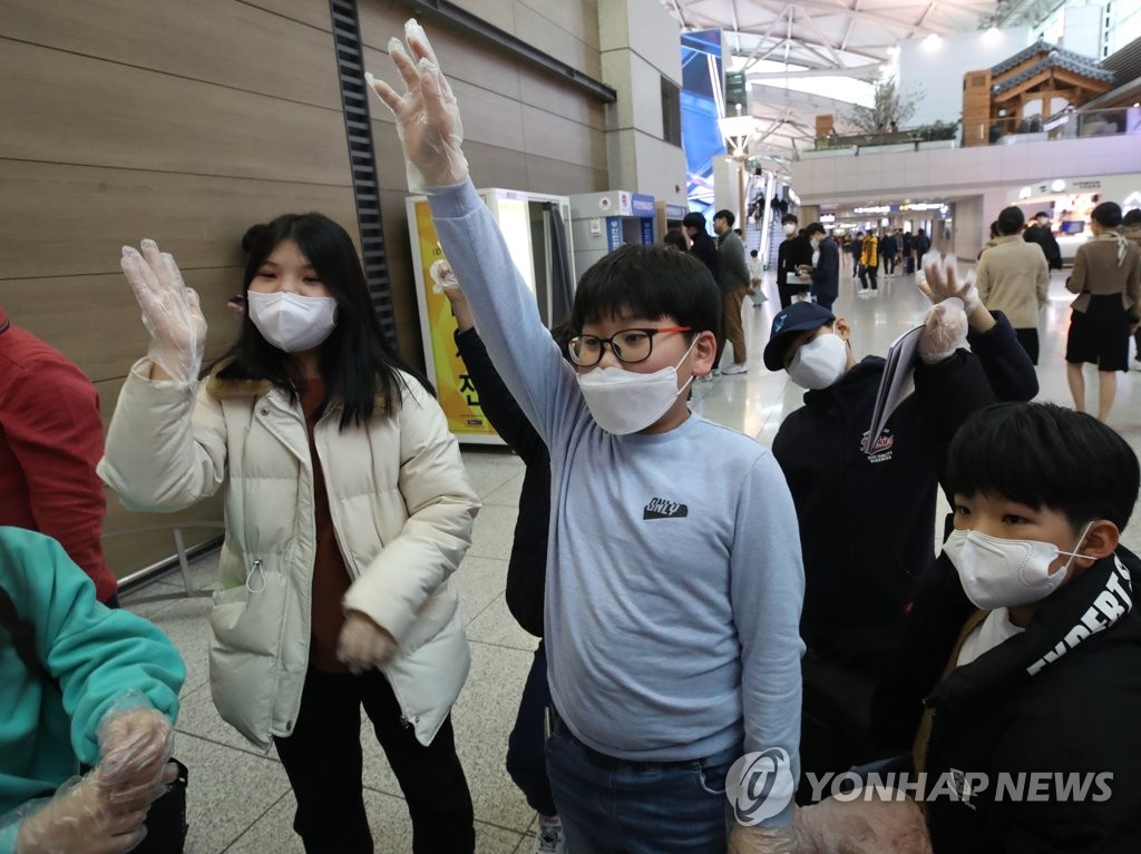 (2nd LD) S. Korean schools on alert as new coronavirus spreads