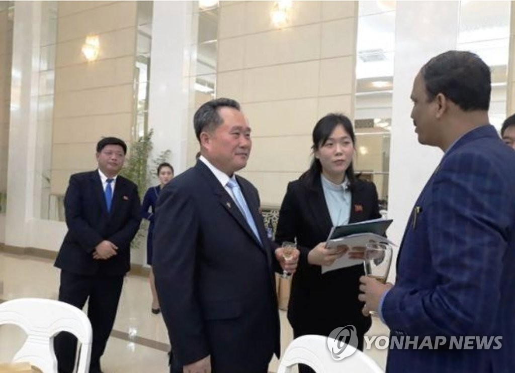 Le ministre nord-coréen des Affaires étrangères Ri Son-gwon converse avec l'ambassadeur indien en Corée du Nord le jeudi 23 janvier 2020. (Capture du site Internet de l'ambassade indienne en Corée du Nord. Revente et archivage interdits)