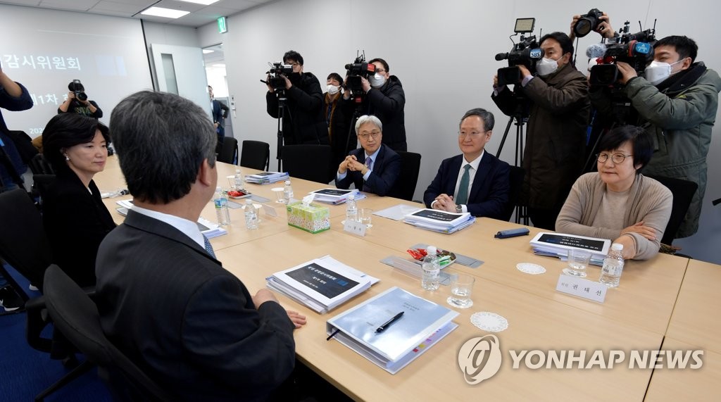 김지형 위원장과 얘기 나누는 삼성 준법감시위원들