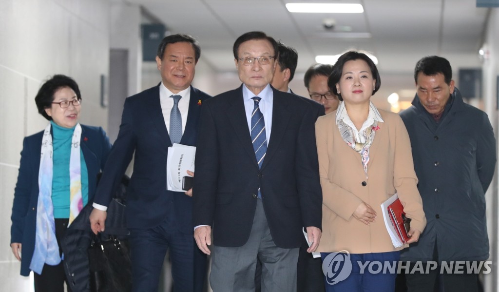 2月14日，在国会议员会馆，共同民主党党首李海瓒（左三）准备出席扩大干部会议。 韩联社