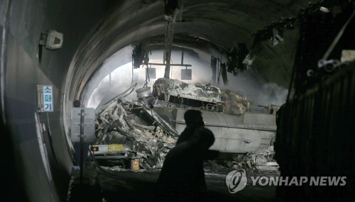 韓国トンネルで約３０台衝突 硝酸積んだタンクローリーから火 ３人死亡 聯合ニュース