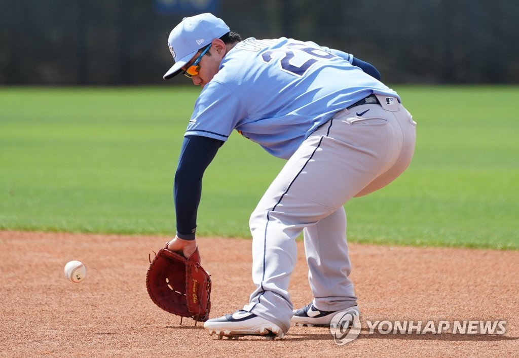 In this file photo from Feb. 19, 2020, Choi Ji-man of the Tampa Bay Rays fields a groundball during practice at Charlotte Sports Park in Port Charlotte, Florida. (Yonhap)